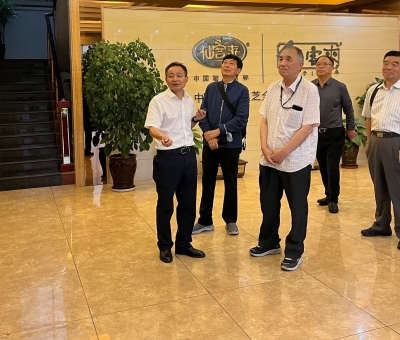 部隊(duì)老首長蒞臨仙客來考察指導(dǎo)